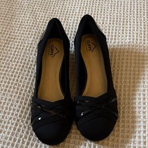 Cliffs by WHITE MOUNTAIN Black Crisscross Ballet Flats